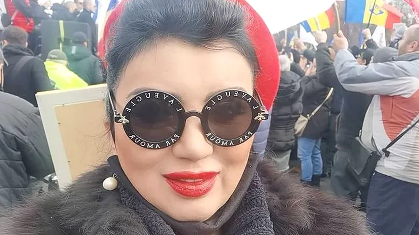 Adriana Bahmuțeanu s-a dat în spectacol la proteste: 'Masca mă apără de virus cum mă apără chiloții la viol'