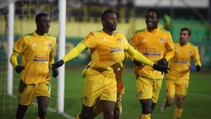 Cu asta se poate lăuda Porumboiu peste ani!** Singurul jucător care "a luat ochii" în tur își pregătește urmașul în "laboratorul" de talente din care au ieșit Figo și Ronaldo: 'Mândru de el'