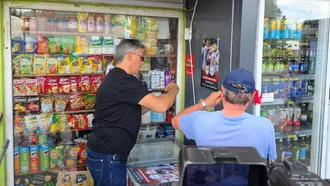 VIDEO | Imagini senzaționale cu Lupescu și Mateuț. Au lipit afișe în Colentina pentru a promova meciul celor de la CS Dinamo, antrenați de Ionuț Chirilă