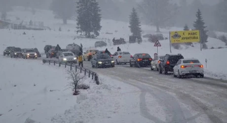 Cod galben de vreme severă în Bucureşti şi 15 judeţe. Ploaie şi zăpadă pe mai multe şosele din ţară; cum se circulă pe autostrăzile A0, A1, A2, A3 şi A7