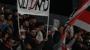 Imaginea serii la meciul Unirea Slobozia - Dinamo Bucureşti. Mii de fani ai "câinilor" au făcut coadă la stadion: un cal care trăgea o căruță era să intre în ei!