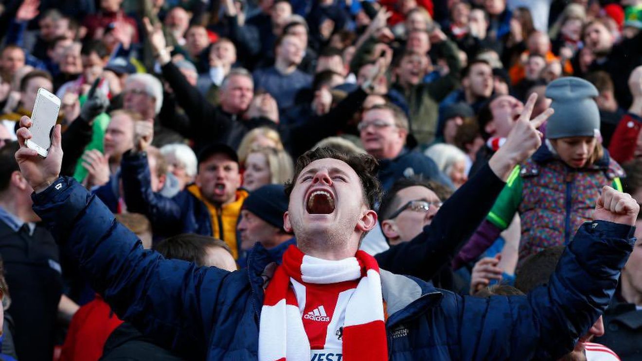 "Nu conteazÃ£ liga, când iubești echipa". În numai doi ani au ajuns din Premier League în Liga 3, dar suporterii nu abandonează. Au traversat întregul Regat pentru ultima deplasare