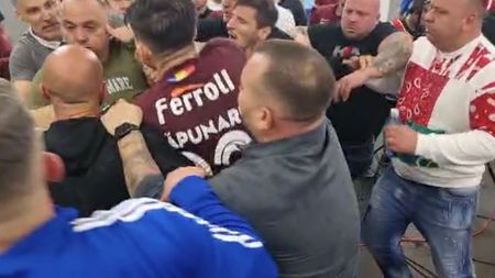 Imagini cu scandalul monstru de la vestiare de la finalul meciului FC U Craiova - Rapid: Cristi Săpunaru e ținut cu greu să nu sară la bătaie, într-un potop de înjurături! | VIDEO EXCLUSIV