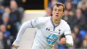 Tottenham s-a înțeles cu un club pentru transferul lui Vlad Chiricheș. Acum se negociază cu jucătorul