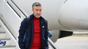 Meme Stoica a sărit în apărarea lui Denis Alibec în scandalul cu fanii FCSB: „Nu e normal să-l înjure în asemenea hal”