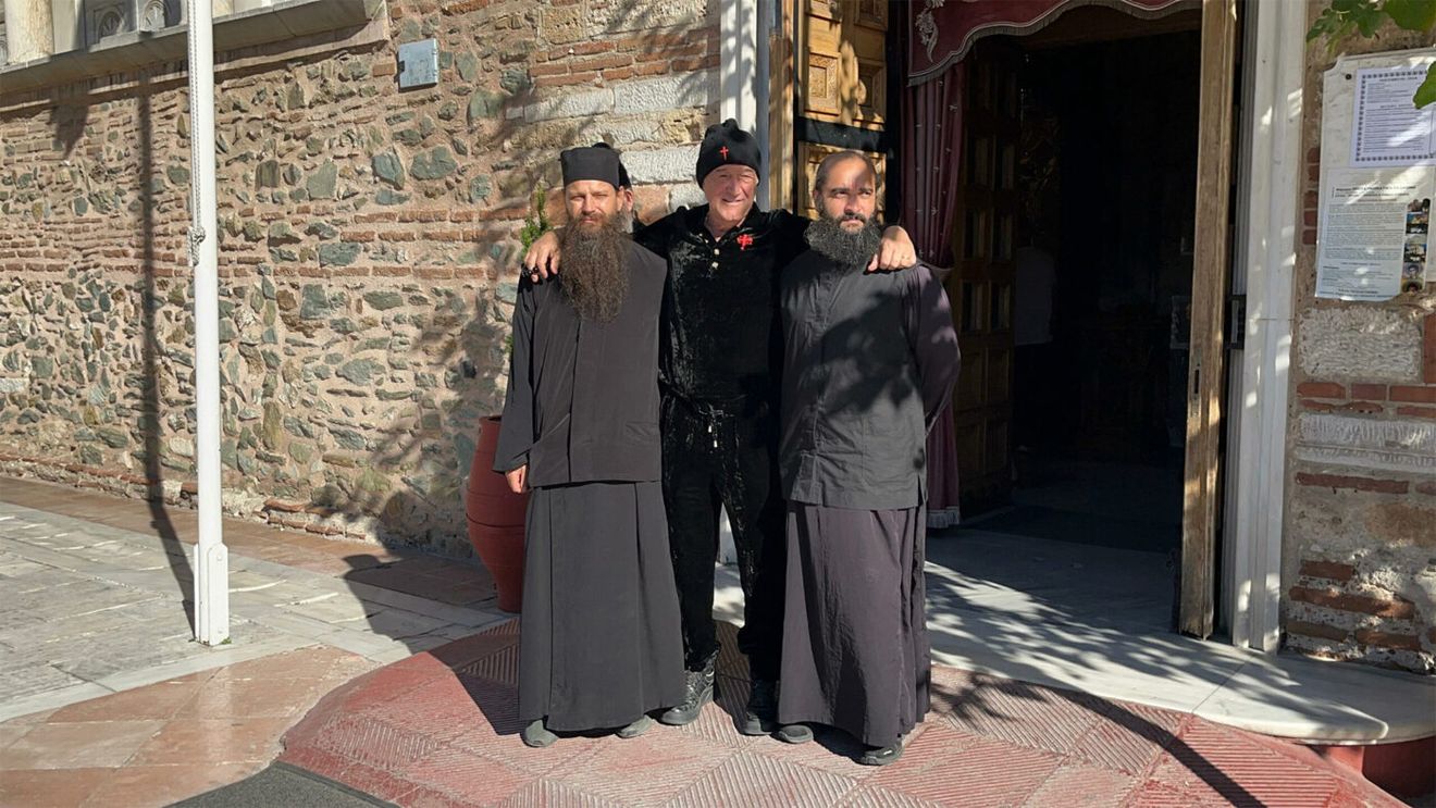 Călugărul din pădure a mers la Gigi Becali și când i-a spus cine e, de fapt, miliardarul a pus imediat mâna pe telefon!