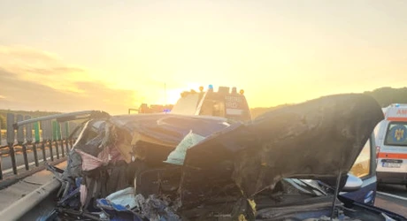 Tragedie pe autostrada A1! O femeie a murit după ce mașina în care se afla a intrat într-un TIR, staționat pe banda de urgență. Printre victime, un copilaș de 1 an