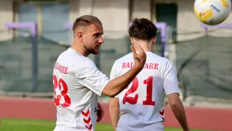 Sergiu Ciocan, fotbalist și arbitru. Mijlocașul joacă în Liga 3 și este ”central” în Liga 4 și în Liga 5