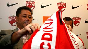 Cornel Dinu revine pe teren. Provocarea vine din partea suporterilor "Peluza Cătălin Hîldan"