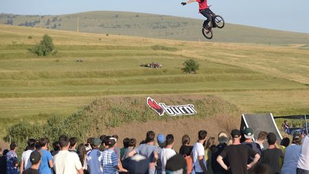 "Cel mai tare sentiment din lume e să zbori cu bicicleta". Show-ul de dirt jumping de la Miercurea Ciuc și-a desemnat câștigătorii