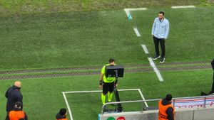 Charalambous, ochii din umbră de la VAR! Imaginile serii în FCSB - Feyenoord de la cea mai controversată fază