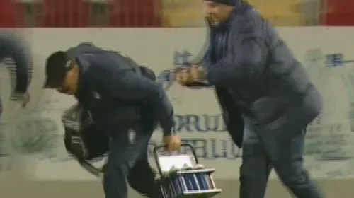 FOTO | Scene șocante la Astra – Dinamo. Șumudică l-a trântit la pământ pe medicul campioanei. Cum a reacționat când a fost întrebat despre incident