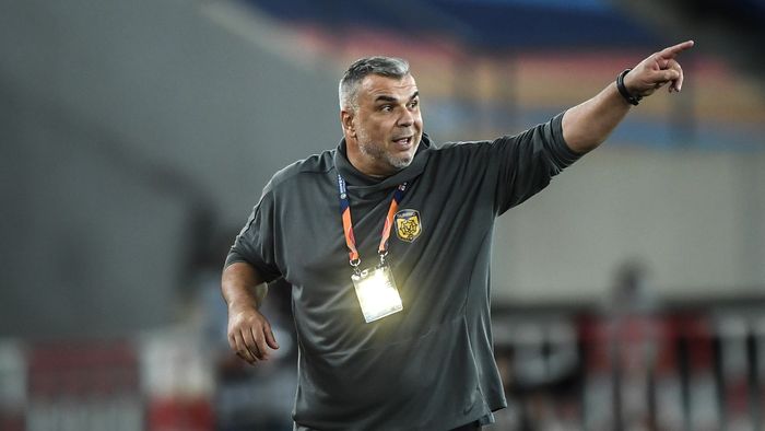 Lovitura care-l zdruncină serios pe Cosmin Olăroiu! A semnat contractul vieții, cu salariu de 6.000.000 de dolari, dar a pierdut titlul în Emirate