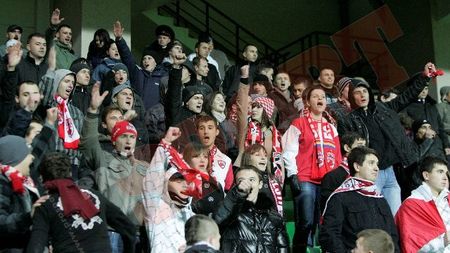 FOTO Pregătire pentru derby!** Fanii moldoveni ai "câinilor" s-au războit de la distanță cu rivalii de la Steaua