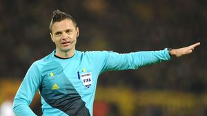 Cine este Damir Skomina, arbitrul sloven care a refuzat să dea un penalty clar pentru România în barajul cu Islanda! L-a scos din sărite pe Nicolae Stanciu în Liga Campionilor