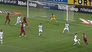 Scandal din cauza arbitrajului la meciul CS Universitatea Craiova- CFR Cluj. Ardelenii au cerut două lovituri de la 11 metri în prima repriză