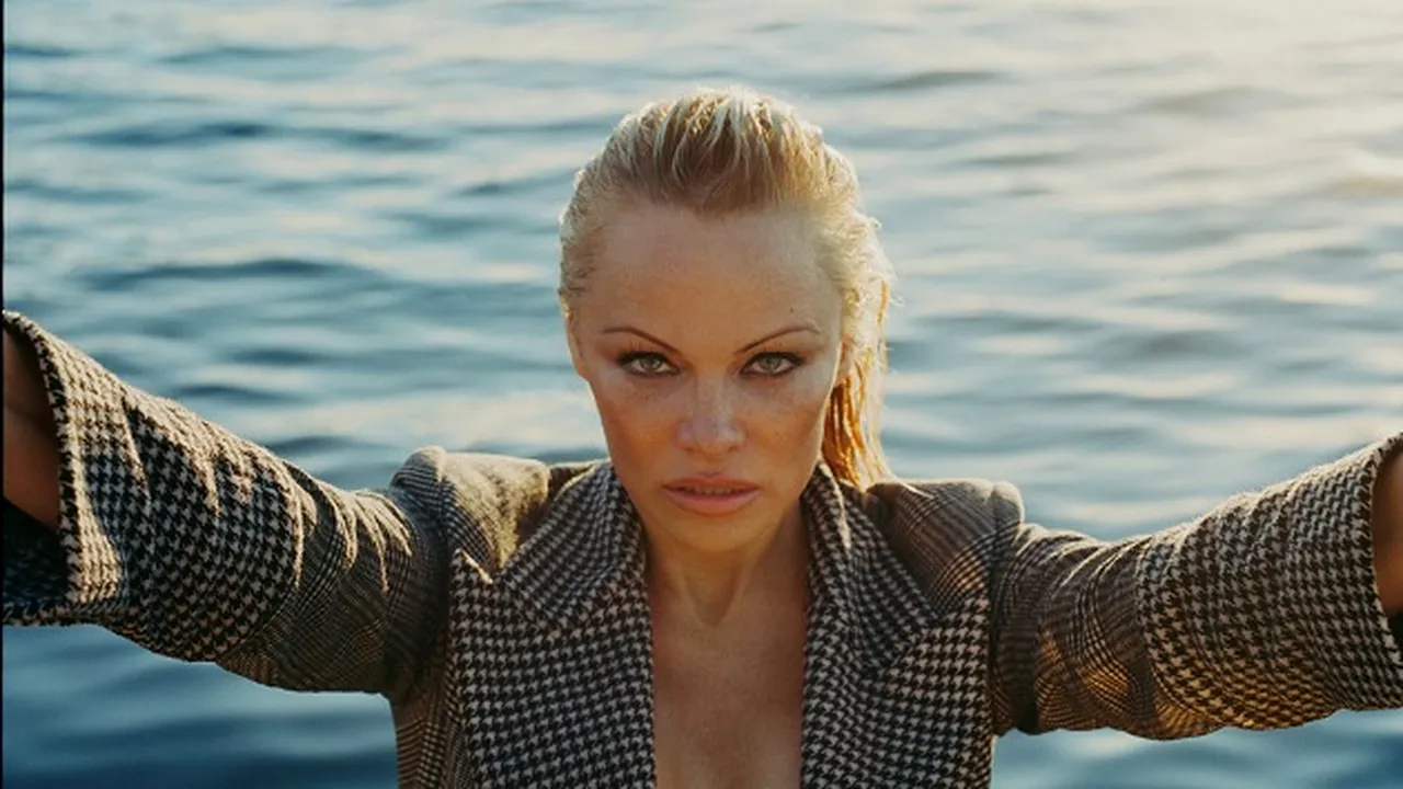 Pamela Anderson iubește din nou! Cine e fotbalistul care i-a cucerit inima | FOTO
