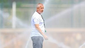 Nu s-a mai văzut așa ceva în istoria fotbalului! Echipa lui Reghecampf e obligată să joace în două campionate, în două țări