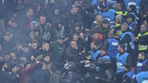 Scandal pe Arena Națională! Fanii FCSB și-au atacat rivalii cu petarde. Noi incidente la pauza partidei | VIDEO