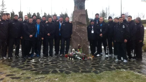 Handbaliștii de la HCM, la statuia lui Marian Cozma, înaintea partidei cu MKB Veszprem