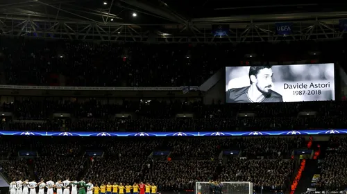 Cei 90.000 de oameni prezenți pe Wembley au amuțit când a fost afișată fotografia lui Davide Astori. FOTO | Chiellini a izbucnit în lacrimi