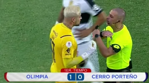 Moment colosal în istoria fotbalului: primul fotbalist eliminat cu VAR înainte ca un meci să înceapă! Gestul pentru care un portar a fost dat afară în derby-ul Paraguayului și de ce echipa lui a evoluat în 11 jucători | VIDEO