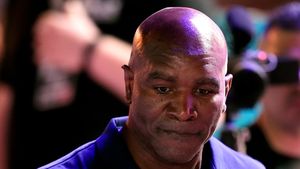Evander Holyfield distruge recordul de invincibilitate al lui Floyd Mayweather: „Nu îl merită. A pierdut acea luptă”