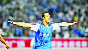 INTERVIU spumos cu Dănălache | "Mai bine mă pui să merg pe jos până în China". Povestea lui "Da Șî" din Giulești. Copil de mingi la Rapid, golgheter în Beijing! "Dintre Drogba, Anelka și Keita, MVP-ul am fost eu"