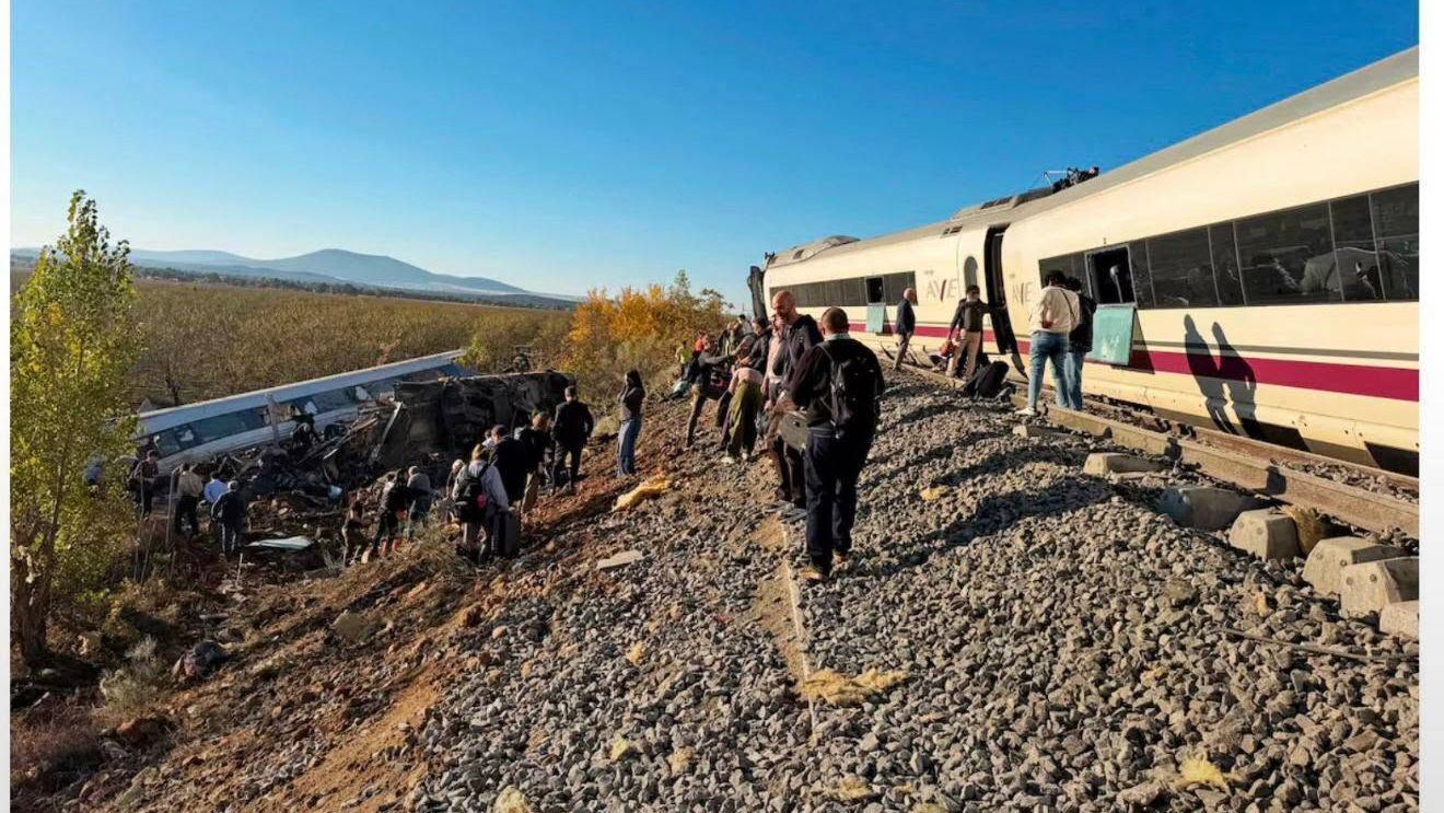 „Ai fost un dezastru la capitolul ăsta, dar vei da vina pe altcineva”. Reacție dură împotriva Ministrului Transporturilor după tragedia feroviară de la Toledo, în care au murit cel puțin 46 de oameni