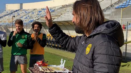 Dan Alexa, sărbătoritul zilei la Brașov! Antrenorul a primit un tort cu cifrele inversate: ”Au încercat cei de la club ceva, dar tot 43 de ani am”