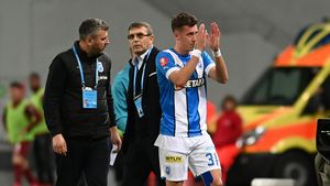 Alertă la Universitatea Craiova! Doi jucători abia reveniți de la echipa națională s-au accidentat în meciul cu CFR Cluj, iar Eugen Neagoe a fost nevoit să facă două schimbări în prima repriză
