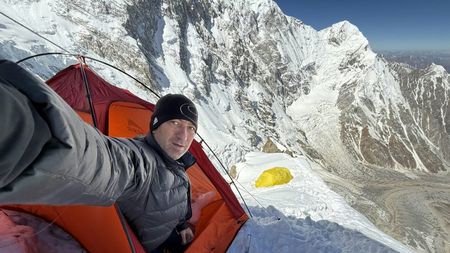 Alpinistul Horia Colibășanu pleacă într-o nouă expediție temerară pe Gasherbrum II. Mai are de cucerit trei optmiari