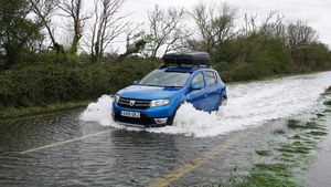 Chinezii dau lovitura de grație în lupta cu Dacia Sandero. Ce SUV au scos la un preț incredibil