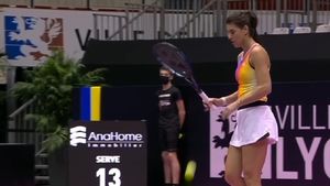 Imagini fără precedent la meciul Soranei Cîrstea de la Lyon, în contextul evenimentelor dramatice din Ucraina! Ce au amplasat organizatorii în toate colțurile terenului | FOTO