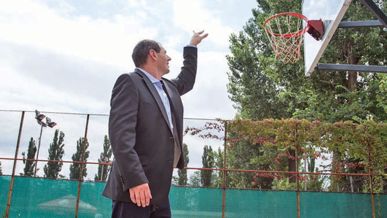 De la linia de libere, în vârful unei companii cu 12.000 de angajați. Cum a ajuns un baschetbalist CEO al giganților din construcții