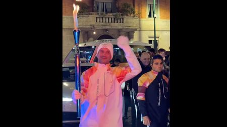 Ce onoare pentru România: Cristi Chivu a purtat flacăra olimpică! Imagini de colecție de la Milano