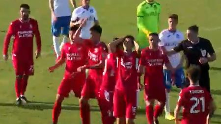 Fază incredibilă în Liga 2! Portarul trimis de Gigi Becali la Turris s-a făcut de râs, dar arbitrul n-a validat golul și a trimis echipele la cabine | VIDEO