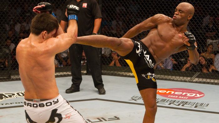 VIDEO&FOTO Interzis celor slabi de înger. Accidentare groaznică în UFC! Cum și-a rupt piciorul Anderson Silva