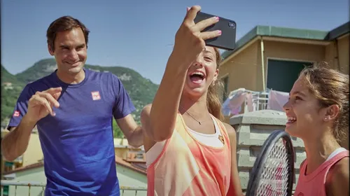 Ce clip viral l-a făcut pe marele Roger Federer să se urce pe terasa unui bloc și să joace tenis cu două puștoaice. A ieșit ceva de vis | VIDEO