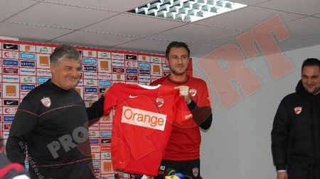 FOTO Dinamo și-a prezentat noul fundaș: "Sper să terminăm în primele trei!"