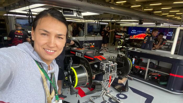 Cristina Neagu și-a uimit fanii! Vedeta a dat handbalul pe Formula 1 și a ajuns la Silverstone: „Le țin pumnii!” | FOTO