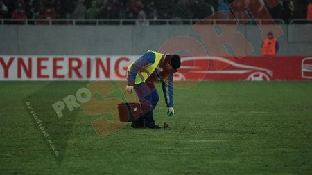 Gazonul de pe Național Arena, făcut PRAF!** Soluția SALVATOARE găsită de organizatori la pauză