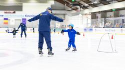 Fundația Țiriac lansează cea de-a zecea ediție a programului gratuit de inițiere în patinaj pentru copii, cu o primă sesiune demonstrativă pe 17 octombrie 2026, la Patinoarul Allianz-Țiriac Arena