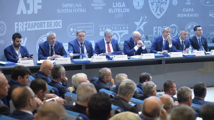 Pușcaș, responsabil cu voia bună: "Mai ții minte Răzvane? Îmi dai minutele înapoi?" Replica șefului FRF a stârnit amuzamentul tuturor. UPDATE: Gestul care a stricat atmosfera. Pușcaș a plecat din sală, reacțiile au curs: "Nesimțitule!" / "Care mă faci, mă, nesimțit?"