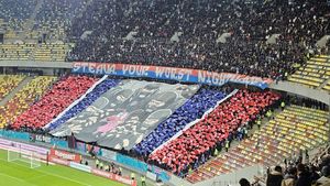 Derapaj grosolan al Peluzei Nord FCSB când au văzut majoretele lui Dinamo! Ce au putut să facă ultraşii roş-albaştrilor când cele 6 fete au intrat pe gazon, la pauza derby-ului