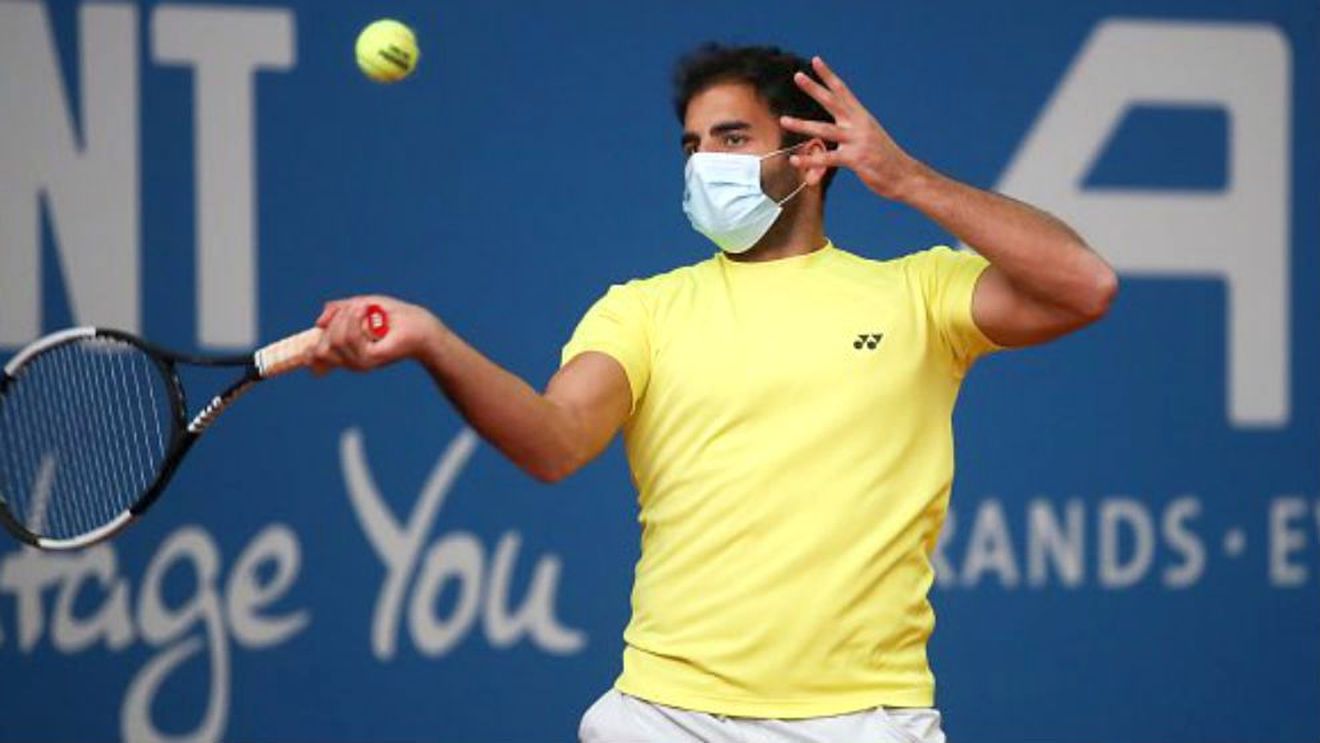 FOTO | Imagine inedită în Germania! Un jucător de tenis a câștigat un meci cu masca pe față