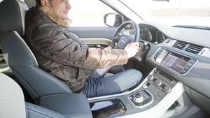 Range Rover Cârstea!** Atacantul Rover Cârstea a condus pentru prima dată mașina omonimă