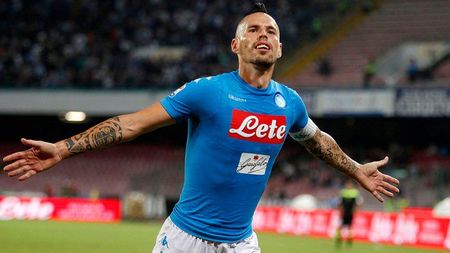 FOTO | Hamsik și-a luat Ferrari ca să parcurgă jumătate de kilometru. A dat 350.000 de euro pe "rachetă", dar acum nu știe pe unde să mai scoată cămașa. Reacția lui Cannavaro 