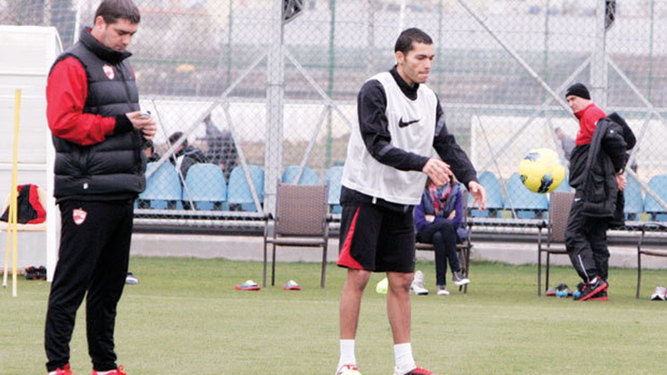 Menassel a fost întâmpinat la aeroport într-un mod ORIGINAL!** Șefii lui Dinamo nu au mai făcut asta pentru nimeni