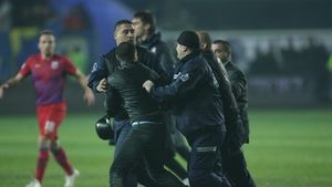 Meme sare în apărarea steliștilor: "Cartonașele trebuie anulate, toți oficialii suspendați!** Nu se aplică niciun regulament, era teatru de război acolo"